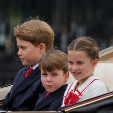 Vojenská prehliadka Trooping the Colour na počesť narodenín britského kráľa Karola III.