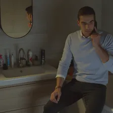 Martin (Adam Baryd) telefonuje s Luciou