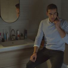 Martin (Adam Baryd) telefonuje s Luciou