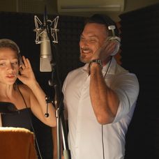 Emma Drobná a Ján Koleník počas nahrávania skladby k Druhej šanci.