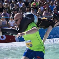 Majstrovstvá sveta v nosení manželky vo Fínsku.