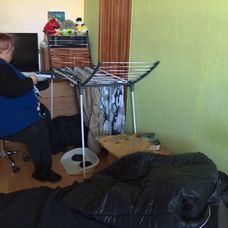 Silvia zo stoličky aj umýva riady či vešia bielizeň. Chodiť po byte nevládze