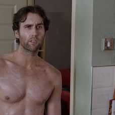 Matthew Lewis v dráme Girlfriends