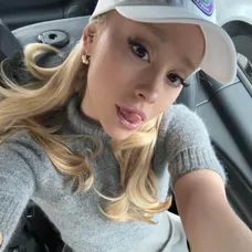 Ariana Grande a Ethan Slater