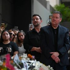 Otec Liama Paynea Geoff prišiel do hotela, kde zomrel jeho syn