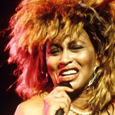 Zomrela Tina Turner.