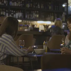 Júlia odkryje smutnú minulosť.