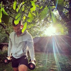 I keď musel herec schudnúť, nebráni mu naďalej sa udržiavať vo forme.