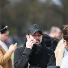 Británia plače za princom Philipom. Pred palácom sa zbierajú davy ľudí