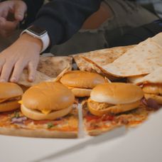 Hanka a Vašek si po návrate z ostrova naplánovali malú párty.