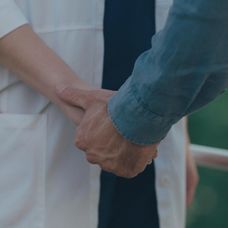 Andrej (Ján Koleník) po nádhernom vyznaní pobozkal Júliu (Sarah Arató).