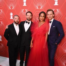 Zawe Ahston a Tom Hiddleston (vpravo)