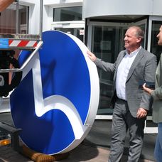 Pri výmene loga na budove Markízy nemohol chýbať ani jej generálny riaditeľ Matthias Settele