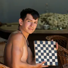 32. deň na Farme, príchod banditov
