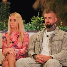 Ostrovania mali pri ohnisku určiť pár, ktorý má najmenšiu šancu na úspech.