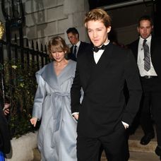 Taylor Swift a Joe Alwyn na jednom z mála spoločných záberov.