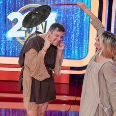 Zľava Tuukka Rask a David Pastrňák z Bostonu oslavujú triumf v 1. kole play off proti Torontu.