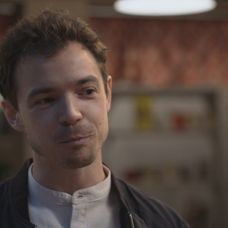 Edo dokazuje, že je vtipný.