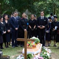 Filip Šebesta, Martin Klinčúch, Nela Pocisková, Adam Bardy, Lesana Krausková a Monika Hilmerová v seriáli Dunaj, k vašim službám
