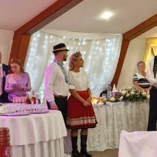 Nevesta a ženích v krojoch