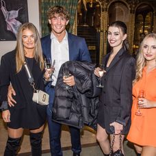 Sabina, Zbyněk, Lia, Tamara z Love Islandu na premiére Kráľa Šumavy