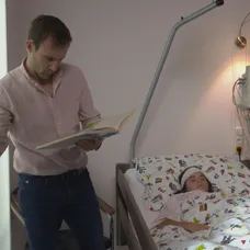 Tomáš trávi v nemocnici všetok čas.