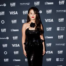 Selena Gomez na červenom koberci na premiére Emilia Perez