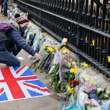 Británia plače za princom Philipom. Pred palácom sa zbierajú davy ľudí