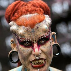 Pixee Fox si nechala odstrániť 6 rebier, aby mohla mať osí pás