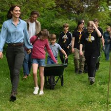 Dobrovoľníctvo si počas korunovácie skúsil aj princ William s rodinou