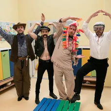 Dávid Hartl, Juraj Kemka, Števo Martinovič a Roman Pomajbo ako Oteckovia v Kredenci
