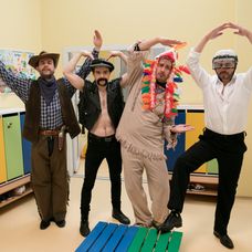 Dávid Hartl, Juraj Kemka, Števo Martinovič a Roman Pomajbo ako Oteckovia v Kredenci