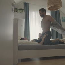 Milan Ondrík a Klára Issová v prvej epizóde.