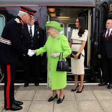 Meghan Markle robila spoločnosť kráľovnej Alžbete II. na oficiálnom otvorení nového mostu.