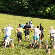 Farmári sa pri hre o odmenu schladili v bazéne, Timo mohol nakupovať