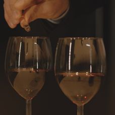 Andrej nalial Laure do vína omamnú látku.