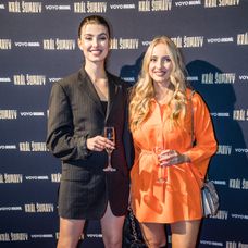 Lia a Tamara z Love Islandu na premiére Kráľa Šumavy