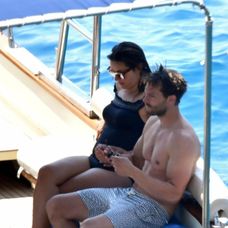 Jamie Dornan na lodi smanželkou Ameliou Warner. 