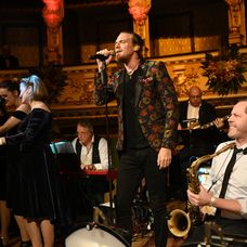 Úvodný valčík Emílie Vášaryovej a Martina Hubu. 