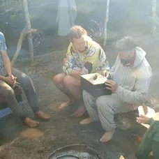 Pepa si pozrel obsah truhlice, ktorú si vydražil v aukcii.