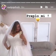 Evelyn v svadobných šatách