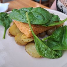 S Radkom Urbanyakom na obede v poľovníckej reštaurácii Silvanus