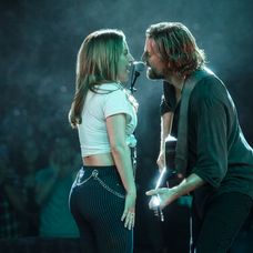 Lady Gaga a Bradley Cooper vo filme A Star Is Born