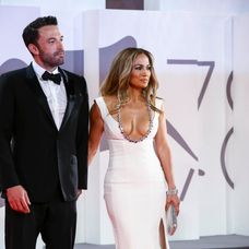 Ben Affleck a Jennifer Lopez na premiére filmu The Last Duel na Benátskom filmovom festivale