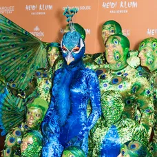 Heidi Klum s artistami z Cirque du Soleil ako obrovský páv.