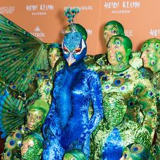 Heidi Klum s artistami z Cirque du Soleil ako obrovský páv.