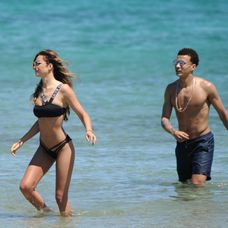 Ruby Mae a Dele Alli na pláži.