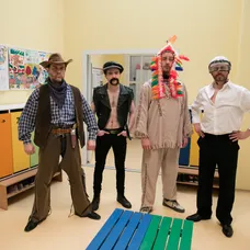 Juraj Kemka, Dávid Hartl, Števo Martinovič a Roman Pomajbo ako Oteckovia v Kredenci