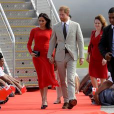 Britský kráľovský pár priletel na návštevu ostrova Tonga.