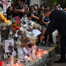 Otec Liama Paynea Geoff prišiel do hotela, kde zomrel jeho syn